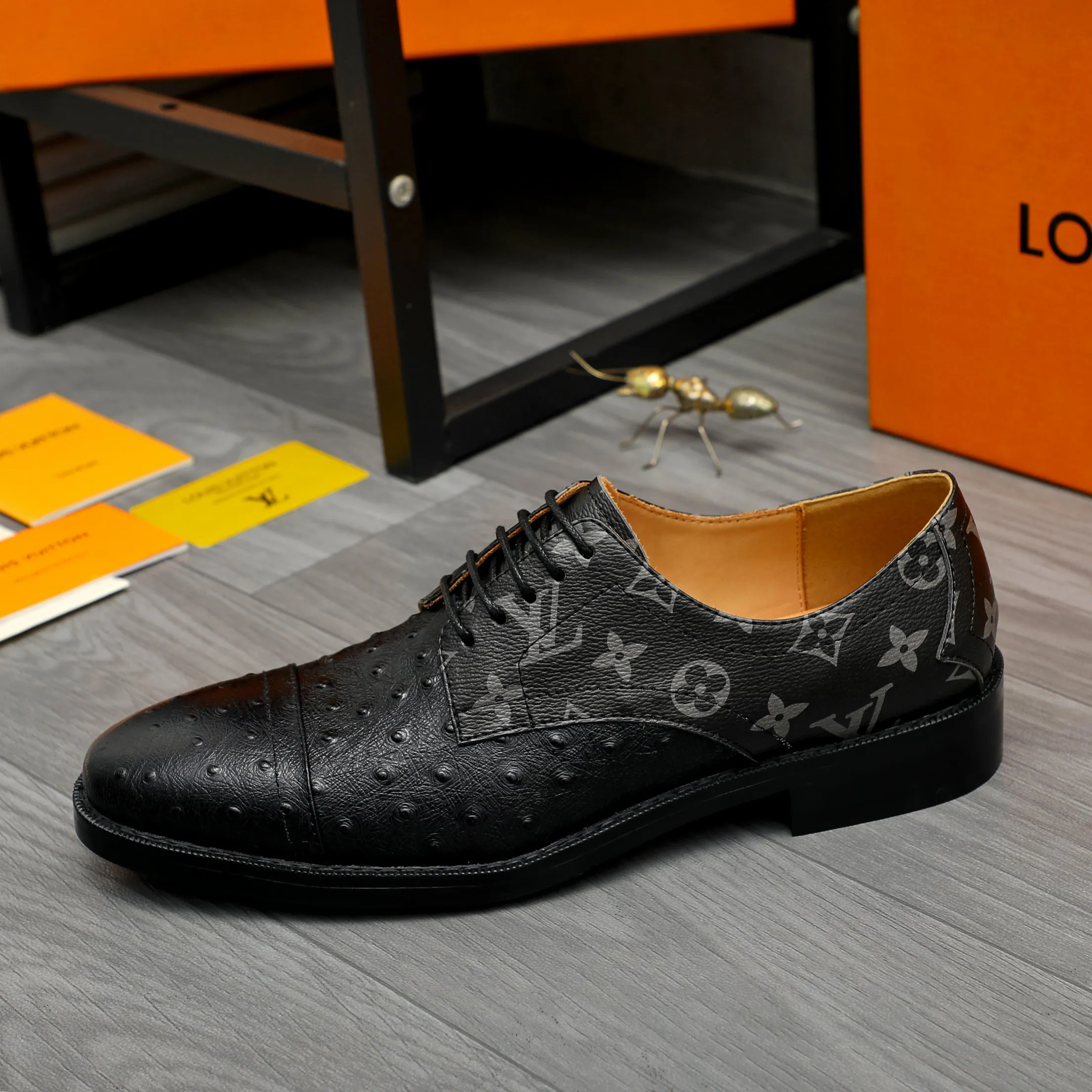 Men's shoes 💰500 Product trademark: LV "Louis Vuitton" business formal leather shoes Regular size: 39-45 (.45 customization is non-returnable) Product materials: Selected ostrich pattern cowhide upper, cowhide lining, original rubber outsole